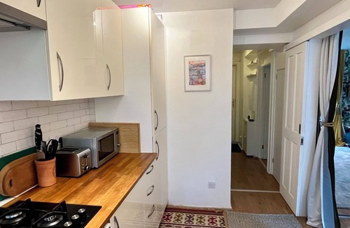 Bethnal Green Condo | Cozy 1-BR Garden Flat For Up to 4 in East London