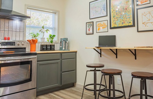 Knoxville House | Cozy 1-BR Guesthouse Knoxville - Pet Friendly/Hot Tub/Private Patio/Quiet