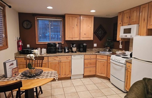 Ouray Condo | Cozy 1-BR Retreat: Fireplace, Full Kitchen | Ideal for Couples & Solo Travelers
