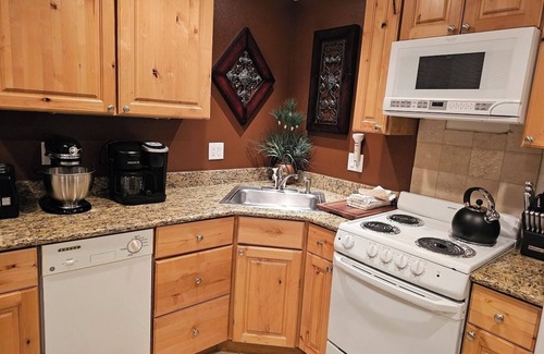 Ouray Condo | Cozy 1-BR Retreat: Fireplace, Full Kitchen | Ideal for Couples & Solo Travelers