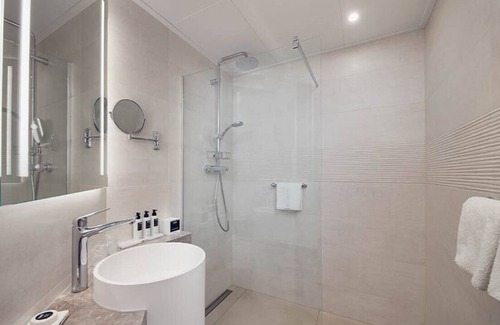 Nes Hotel | Cozy 1 King + Bunk | Heated Pool & Playground | Near Nes Beach