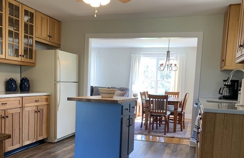 Madison Other | Cozy 1814 farmhouse minutes to wineries, parks, golf and Lake Erie.