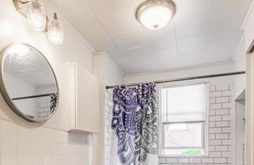Winston - Salem House | Cozy 1930s Craftsman Home! 10mins to WF Baptist Hospital and universities!
