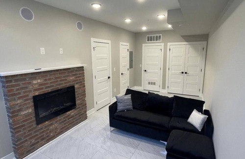 Fairmount House | Cozy 1B/1.5Ba Bi-Level Condo