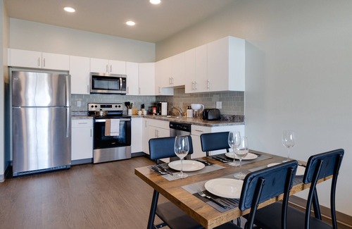 Downtown Des Moines Apartment | Cozy 1B1B w/Wi-Fi, Balcony Views, Coffee + Parking