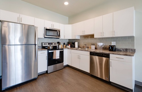 Downtown Des Moines Apartment | Cozy 1B1B w/Wi-Fi, Balcony Views, Coffee + Parking