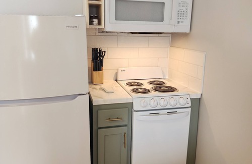 La Crosse House | Cozy 1bd upper unit w/Beautiful Kitchen, Laundry, & WiFi in marvelous LaCrosse