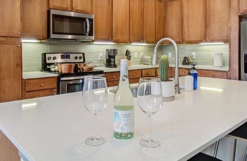 Central Business District Apartment | Cozy 1BDR Apartment City Views W/Pool, Free Parking