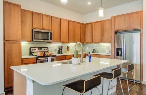 Central Business District Apartment | Cozy 1BDR Apartment City Views W/Pool, Free Parking