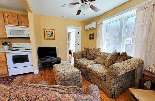 Lansing Apartment | Cozy 1Bdrm Apartment Above Old Orchard Creek General Store