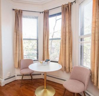 Emerson Gardens Apartment | Cozy 1bed, 1bath In Brookline, Mbta