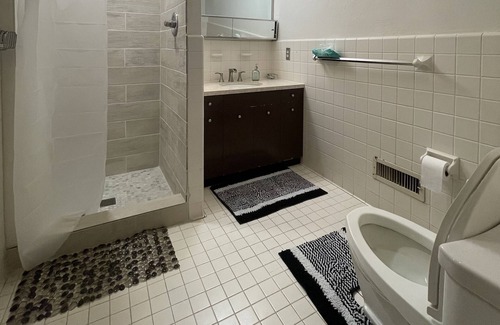 Brooklandville House | Cozy 1bedroom suite with a bowling alley! Family friendly- 10 min away from mall