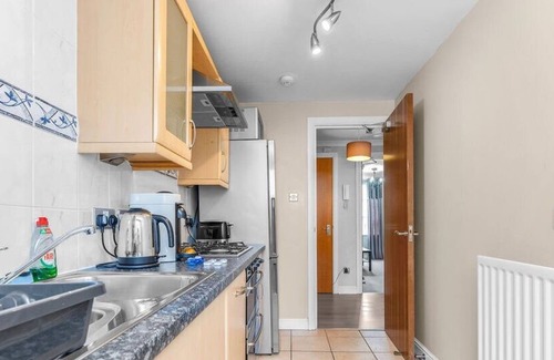Old Town Apartment | Cozy 1BR-1BA near Holyrood Palace & On-site Parking