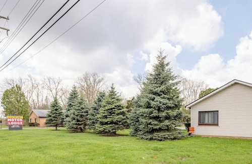 Riverview Apartment | Cozy 1BR Apt AC & Parking Brownstown