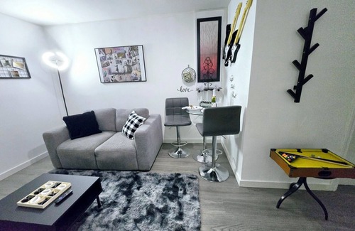 Burnaby House | COZY 1Br Basement Suite Perfect for Couple!Free Sparkling Wine! Private Parking.