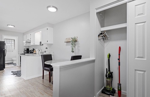 Mount Clemens Apartment | Cozy 1BR by Downtown Mt.Clemens | Hollywood Suites