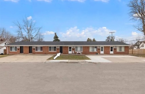 Mount Clemens Apartment | Cozy 1BR by Downtown Mt.Clemens | Hollywood Suites