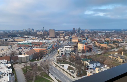Waterloo Condo | Cozy 1BR Condo w/In-Suite Laundry, Gym, Free Parking and Full Kitchen