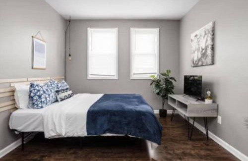 Near Northside House | Cozy 1BR Getaway - BBQ - Backyard - Pet - Friendly