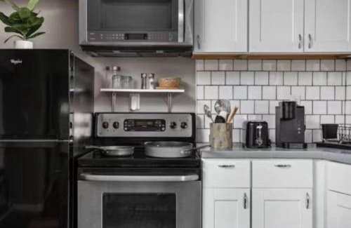 Near Northside House | Cozy 1BR Getaway - BBQ - Backyard - Pet - Friendly