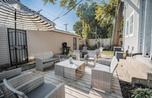 Near Northside House | Cozy 1BR Getaway - BBQ - Backyard - Pet - Friendly