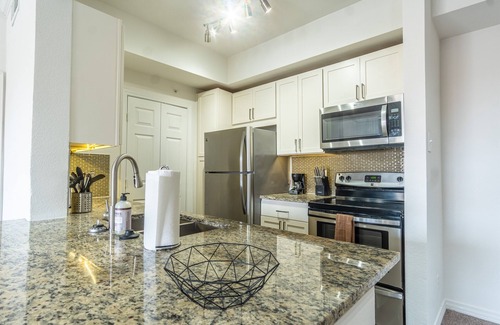 Irving Apartment | Cozy 1BR King Suite | Pool, Gym & Easy Parking