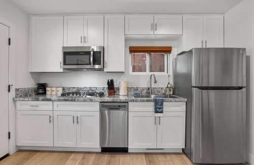 Black Bart House | Cozy 1BR | King Bed-Soaking Tub-Trails | Sleeps 2