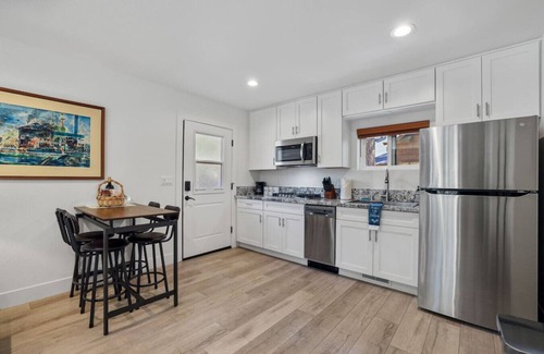 Black Bart House | Cozy 1BR | King Bed-Soaking Tub-Trails | Sleeps 2