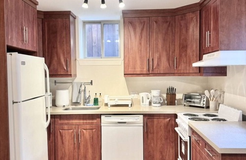 East Side House | Cozy 1BR Near Skytrain - Explore Vancouver Easily