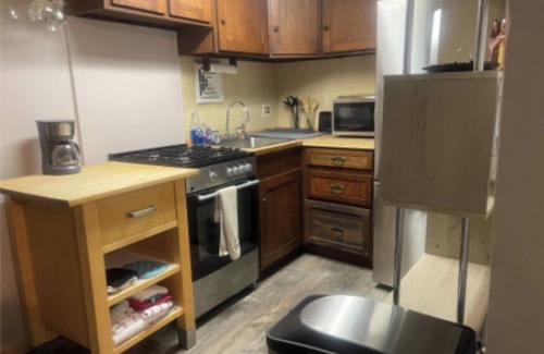 High Street Hill Apartment | Cozy 1BR Private Unit w/Patio and Parking