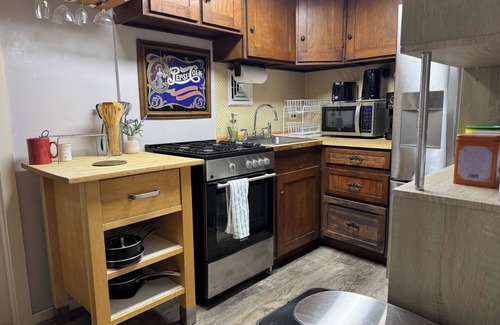 High Street Hill Apartment | Cozy 1BR Private Unit w/Patio and Parking