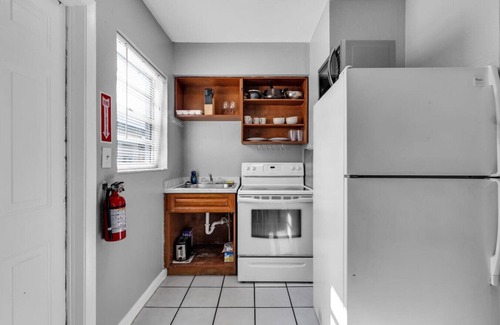 Dania Beach Apartment | Cozy 1BR Retreat | 6 Mins to Beach + Free Parking