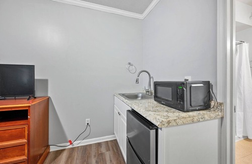 Riverview Apartment | Cozy 1BR Retreat in Brownstown – Relax and Unwind!