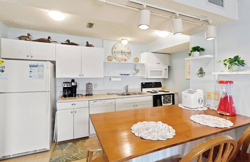Avon Condo | Cozy 1BR Soundfront Condo | King Bed & Sunset Views