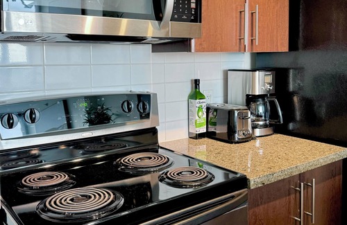Crosstown Condo | Cozy 1BR suite Stunning View, AC and Parking