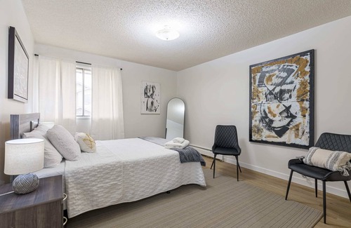 Fort McMurray Apartment | COZY 1BR | Top Floor w/ Balcony | Newly Renovated