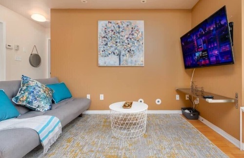 Churchill Meadows Apartment | Cozy 1BR Townhome Apartment