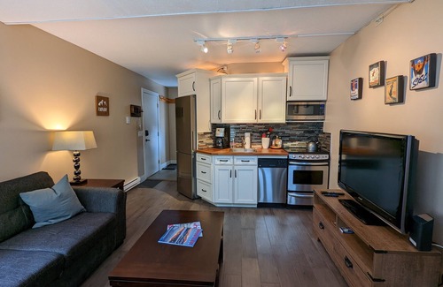 Whistler Creekside House | Cozy 1BR Walk to Gondola, Sleep 4, Free Parking