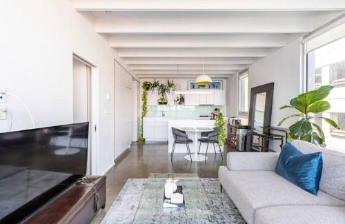 Chinatown Apartment | Cozy 1BR with AC, Chinatown, Rogers Arena, Seawall