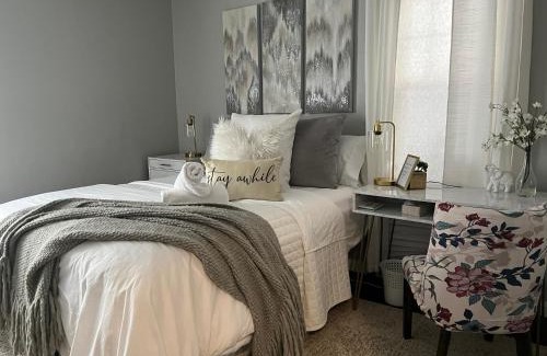 Cleveland Heights Apartment | Cozy, 1st floor apartment 2bdrms Plus Semi Private room with Futon Pets with fee Family Friendly Close to Everything