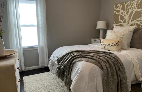 Cleveland Heights Apartment | Cozy, 1st floor apartment 2bdrms Plus Semi Private room with Futon Pets with fee Family Friendly Close to Everything
