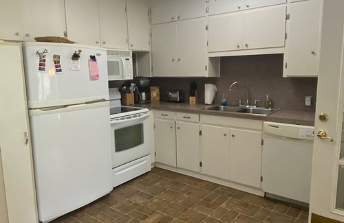 Kingston House | Cozy 2/1 Across from Caney Boat Ramp RV/Boat Parking