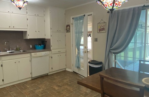 Kingston House | Cozy 2/1 Across from Caney Boat Ramp RV/Boat Parking