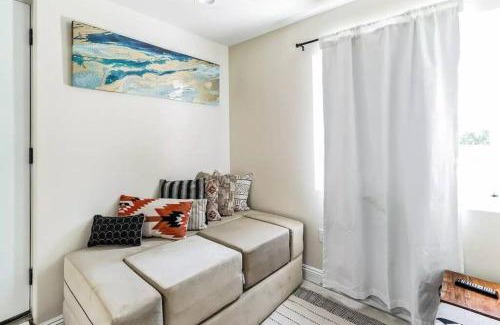 Santa Clarita House | Cozy 2 bdrm Home in the Heart of SCV near Six Flags