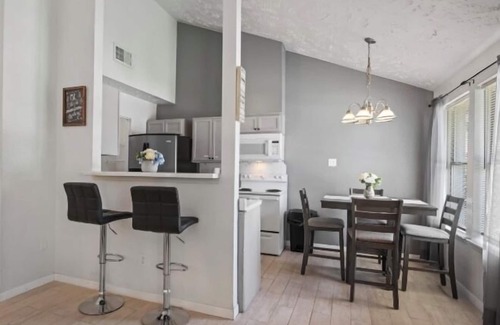 Spring House | Cozy 2 Bed 1 Bath Home near IAH