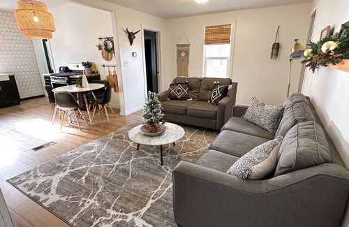 Lincoln Apartment | Cozy 2 bed/1 bath home - Minutes from UNL & Downtown. Pet- Friendly!