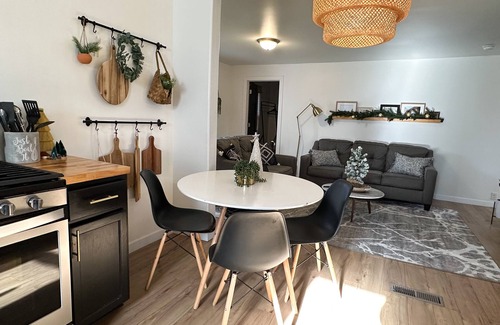 Lincoln Apartment | Cozy 2 bed/1 bath home - Minutes from UNL & Downtown. Pet- Friendly!
