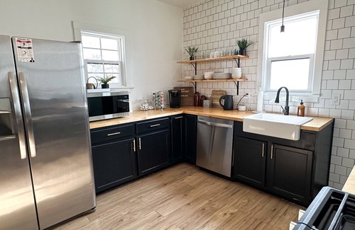 Lincoln Apartment | Cozy 2 bed/1 bath home - Minutes from UNL & Downtown. Pet- Friendly!