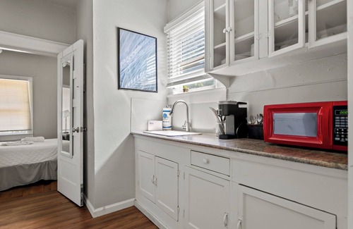 Old East Dallas Apartment | Cozy 2 Bed/1 Bath Retreat Near Baylor Hospital