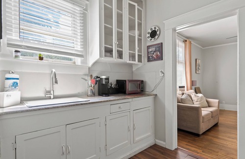 Old East Dallas Apartment | Cozy 2 Bed/1 Bath Retreat Near Baylor Hospital